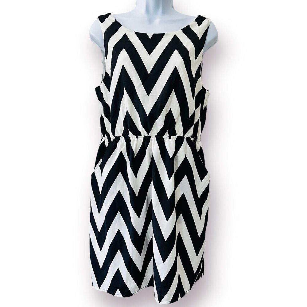 Everly Chevron Sleeveless Elastic Waist Black White Dress Large Lined Pockets